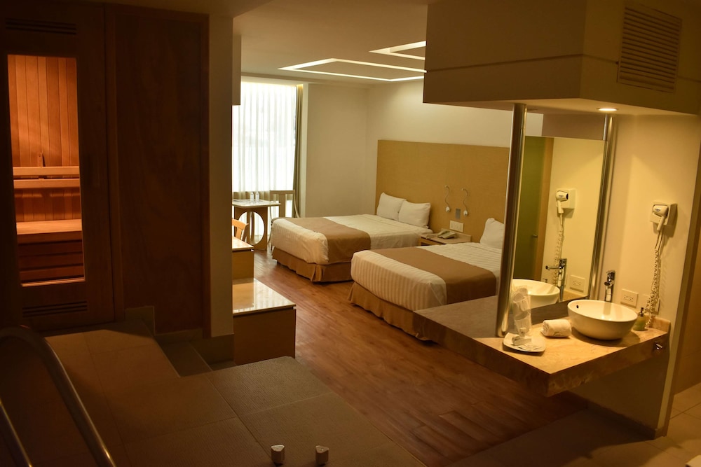 Ramada by Wyndham Mexico City Santa Fe 35/55