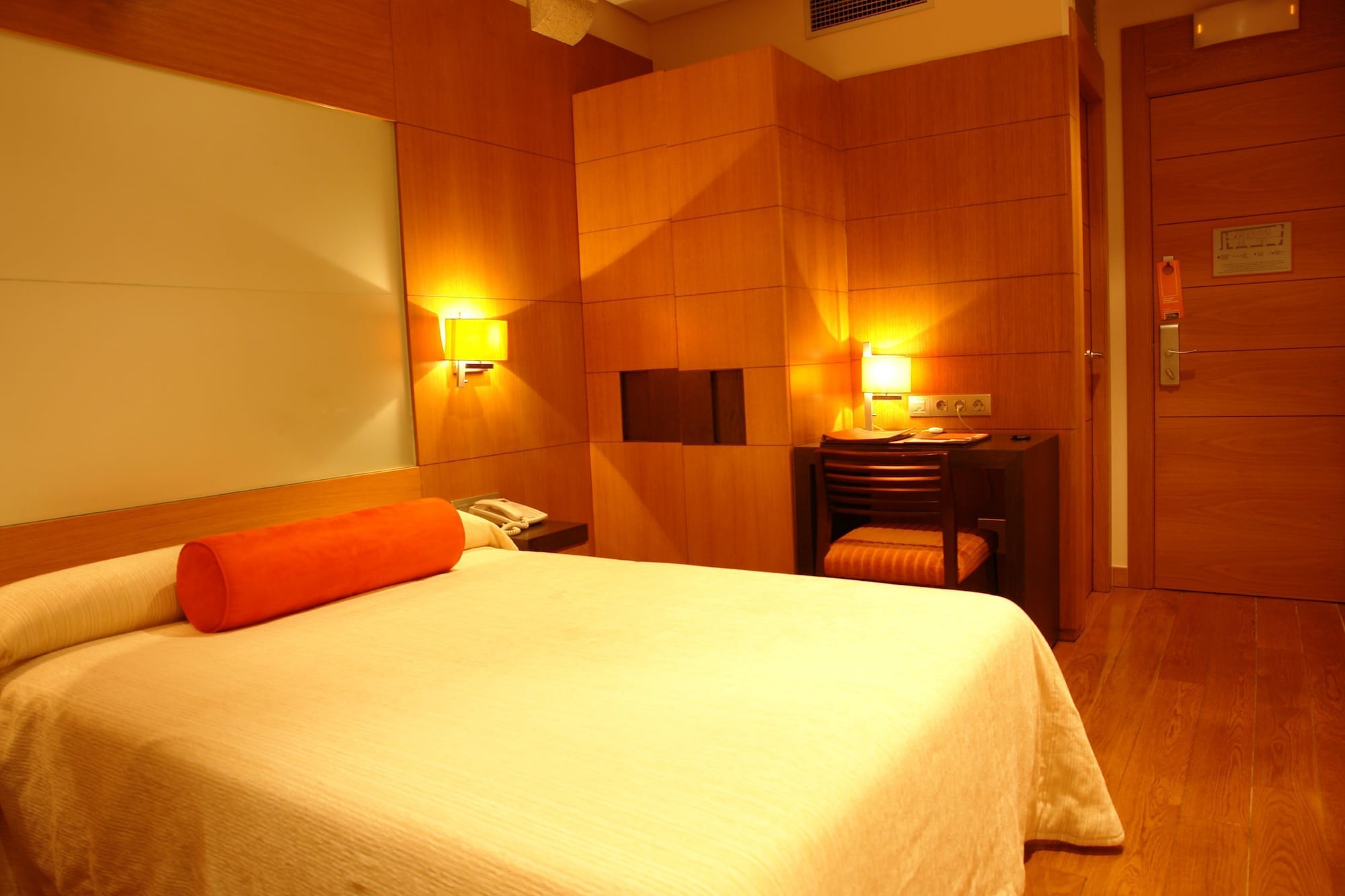 ROOM, SINGLE