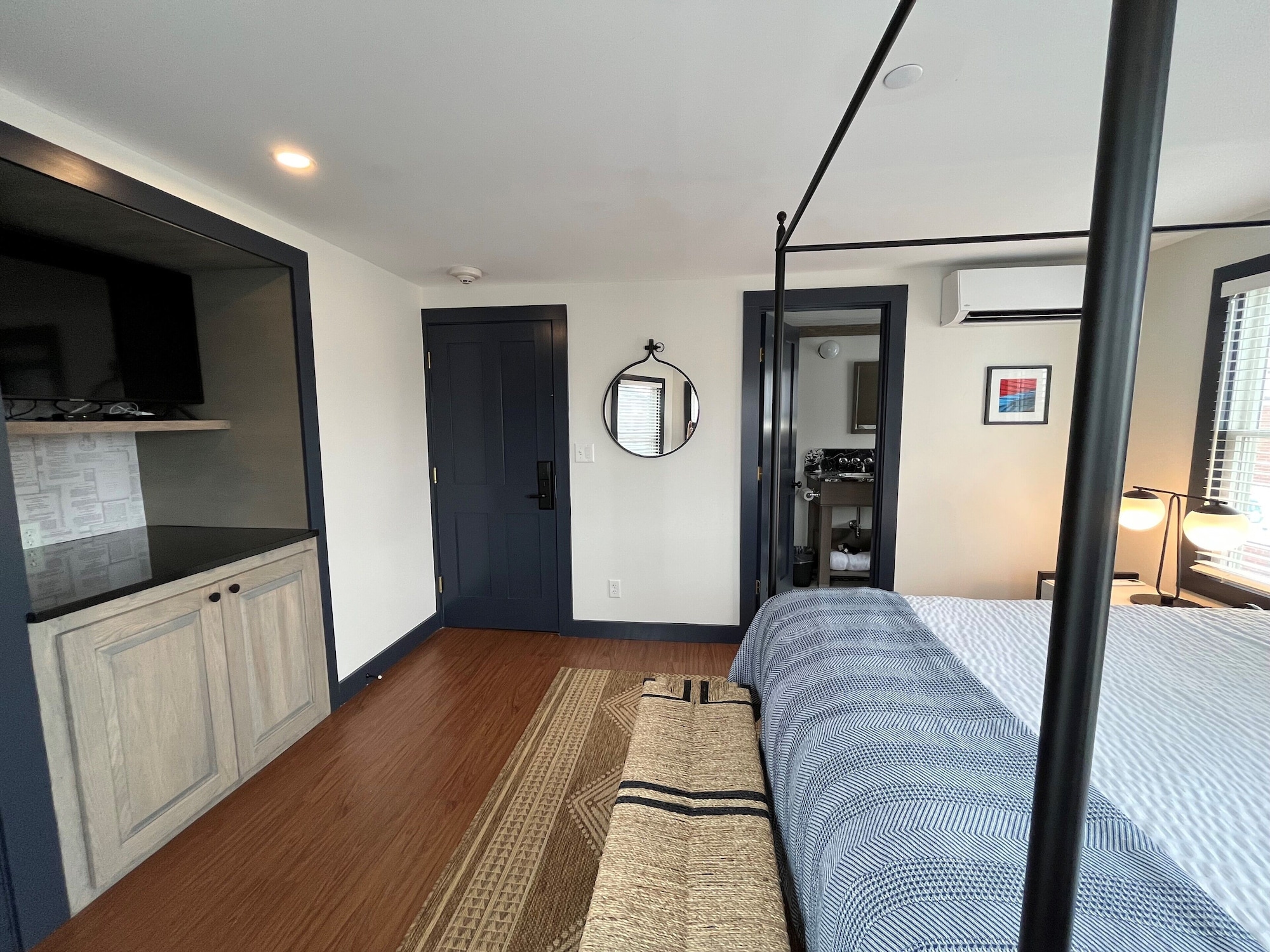 Superior, Queen Bed, Hotel Ginger 5/8