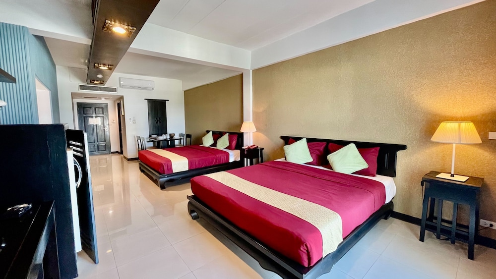 DELUXE, KING BED