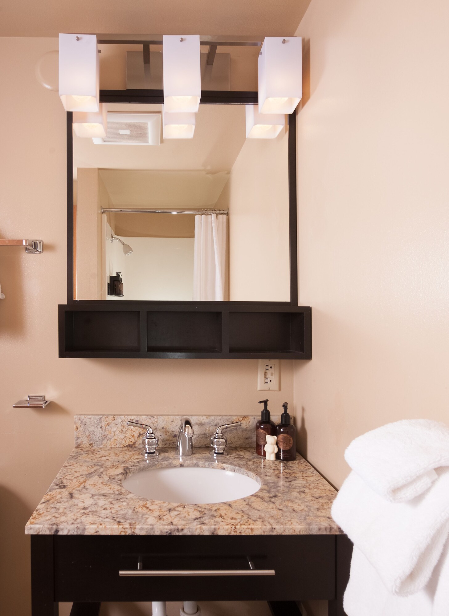 DD2 - Deluxe Lodge Room 2 Double، Grant Village 3/3