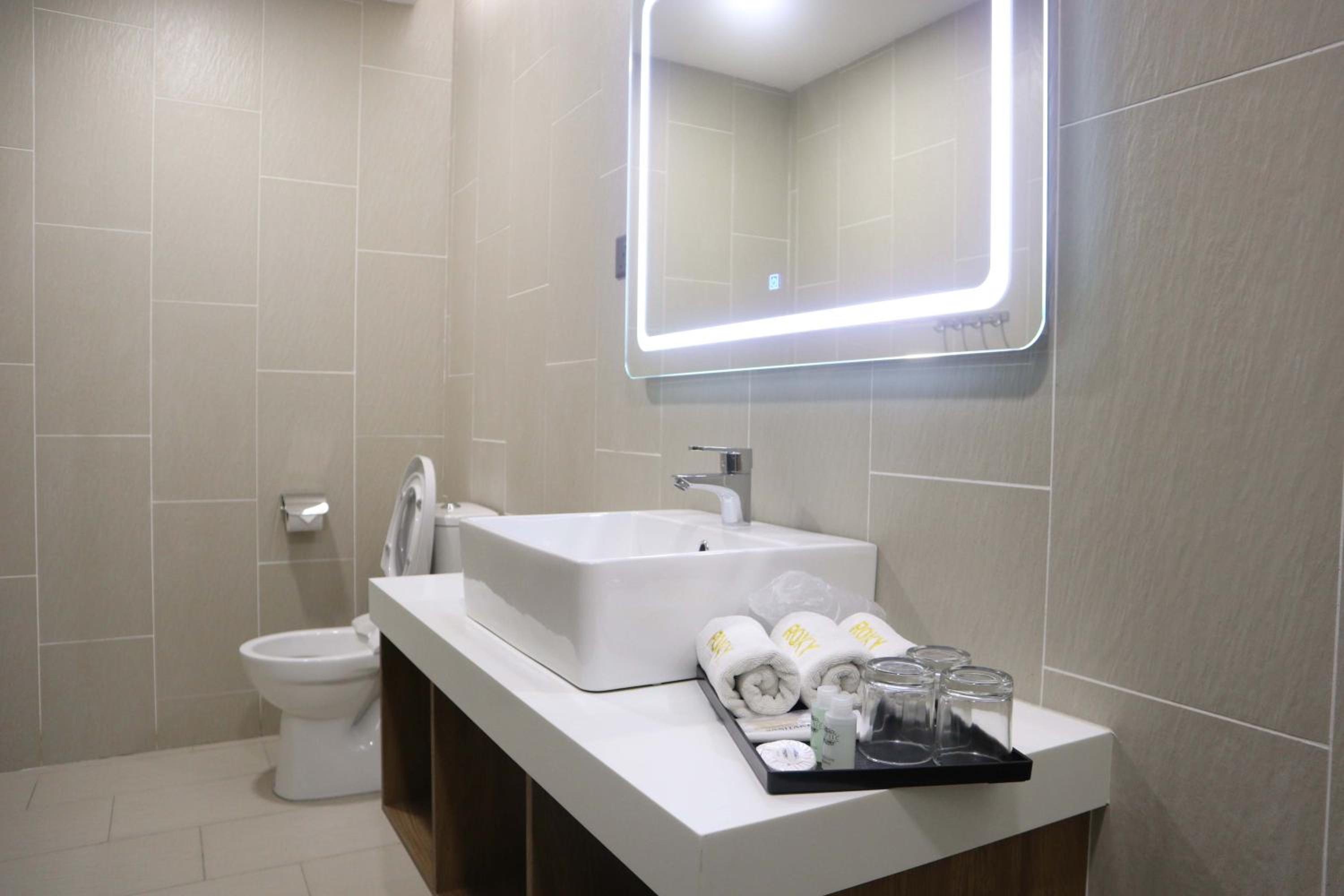 غرفة ديلوكس ثلاثية، Roxy Hotel Padungan 8/8