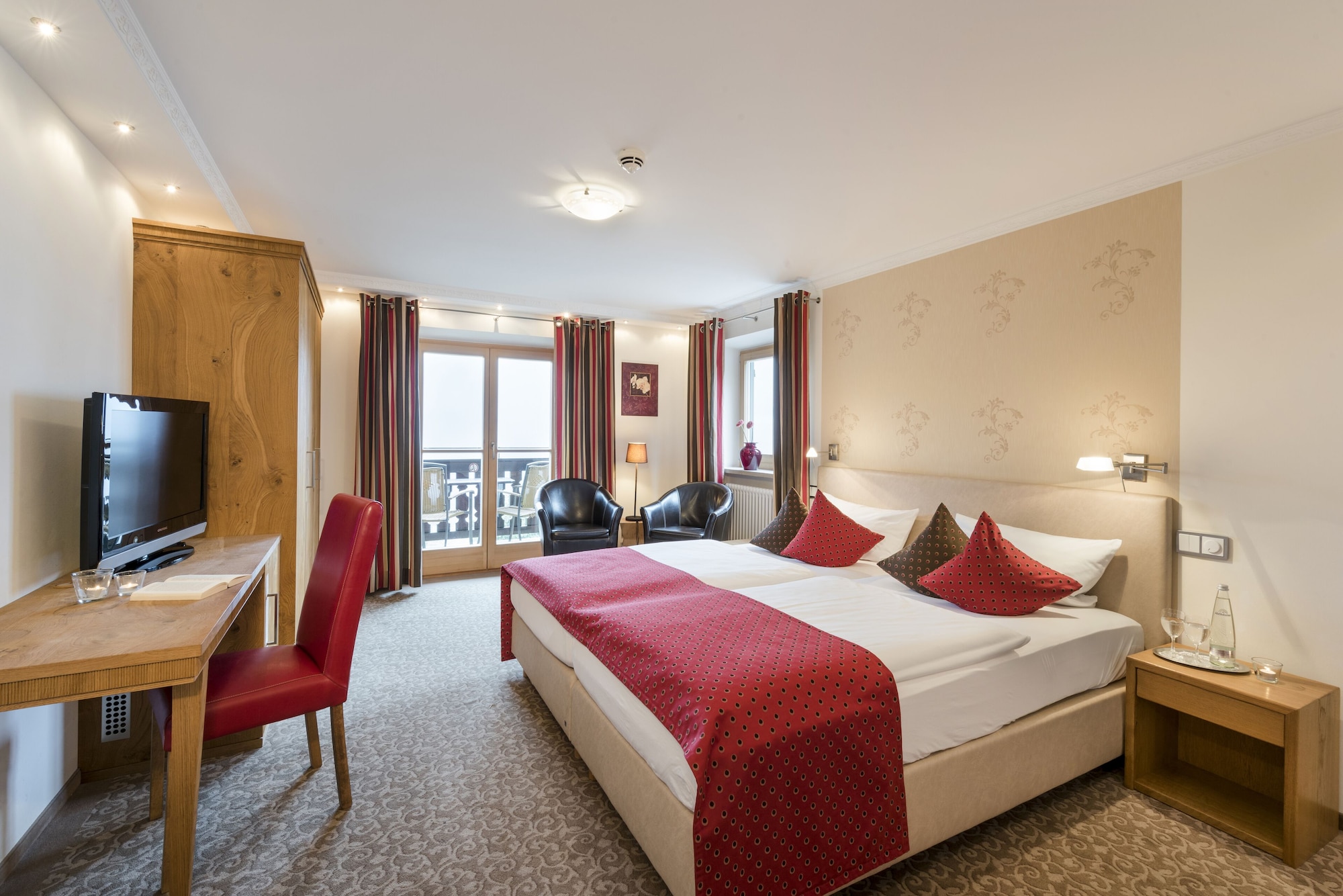 غرفة ديلوكس بسرير كينج بإطلالة على البحيرة، Exclusive Hotel Der Westerhof 4/8