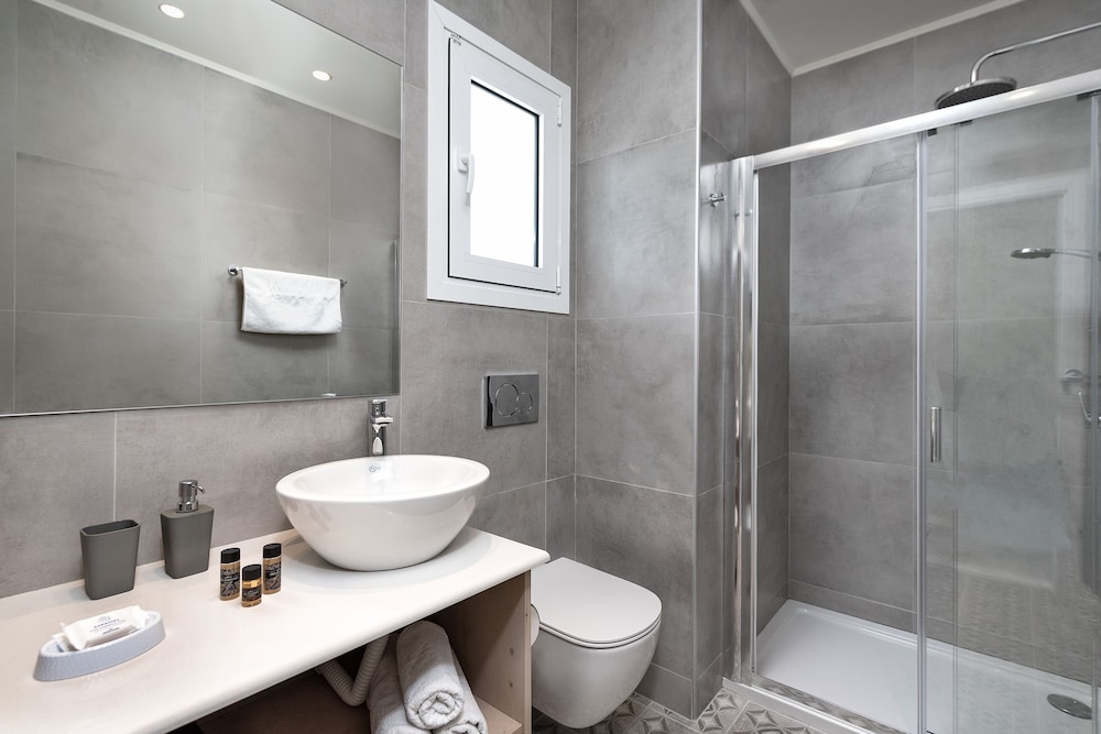 DELUXE, STUDIO, SUITE, QUEEN BED, PARTIAL SEA VIEW