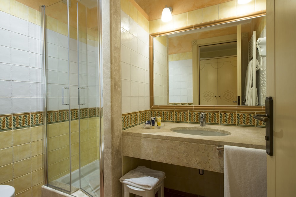 Lantana Resort Hotel and Apartments 27/68