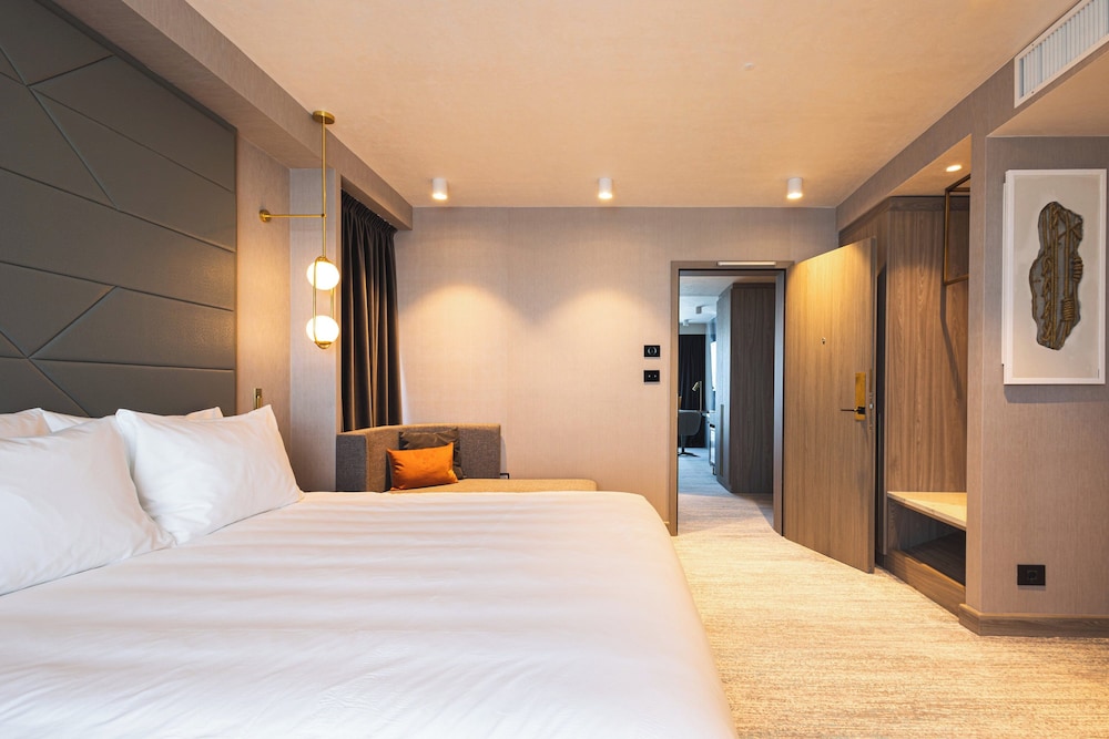 1 Bedroom, Suite, Single Bed, Lateral Side Lake View, Balcony