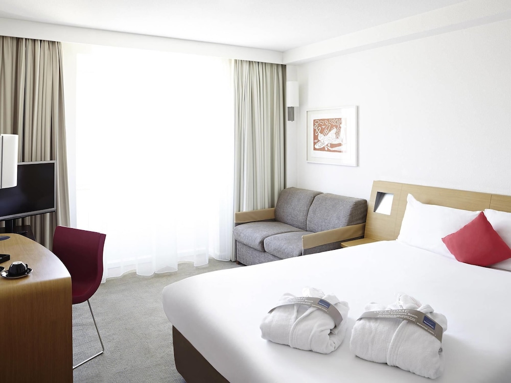 EXECUTIVE, QUEEN BED, SOFA