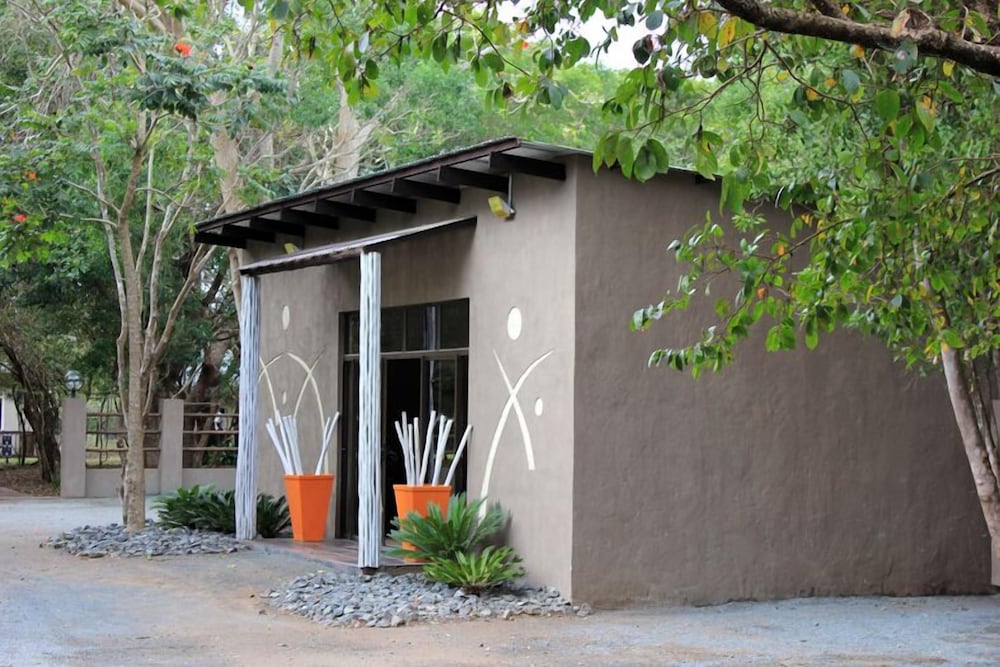 Emdoneni Lodge with Animal Care and Rehab Centre 2/66