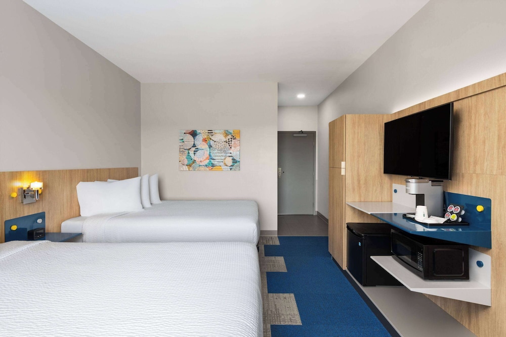 ROOM, 2 QUEEN BEDS, BATHTUB