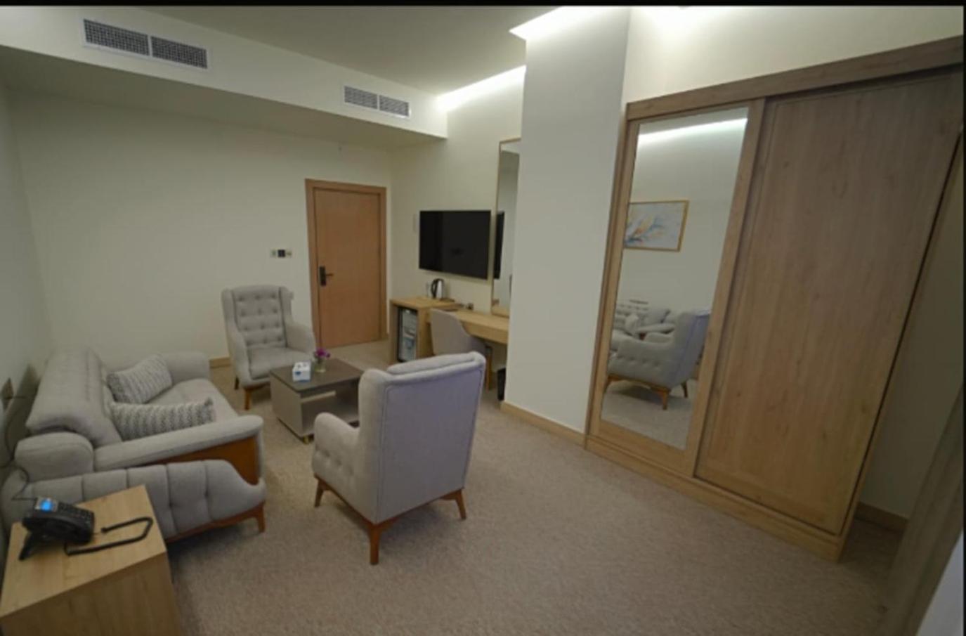 BAZ Hotel 58/73