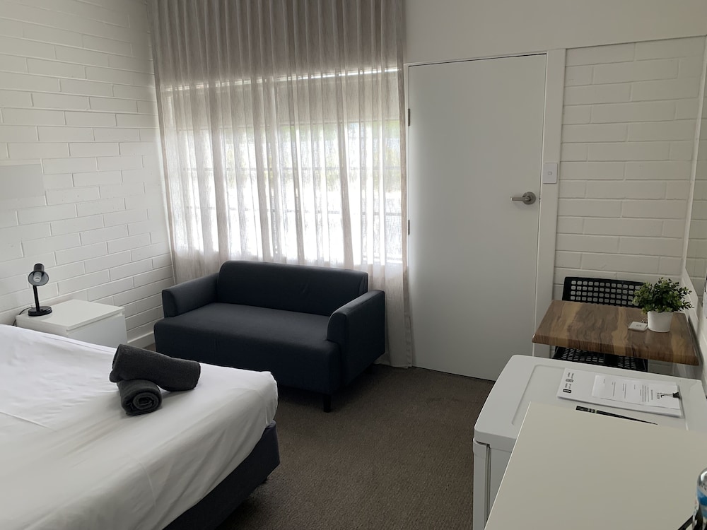 GUICHEN BAY MOTEL 33/54
