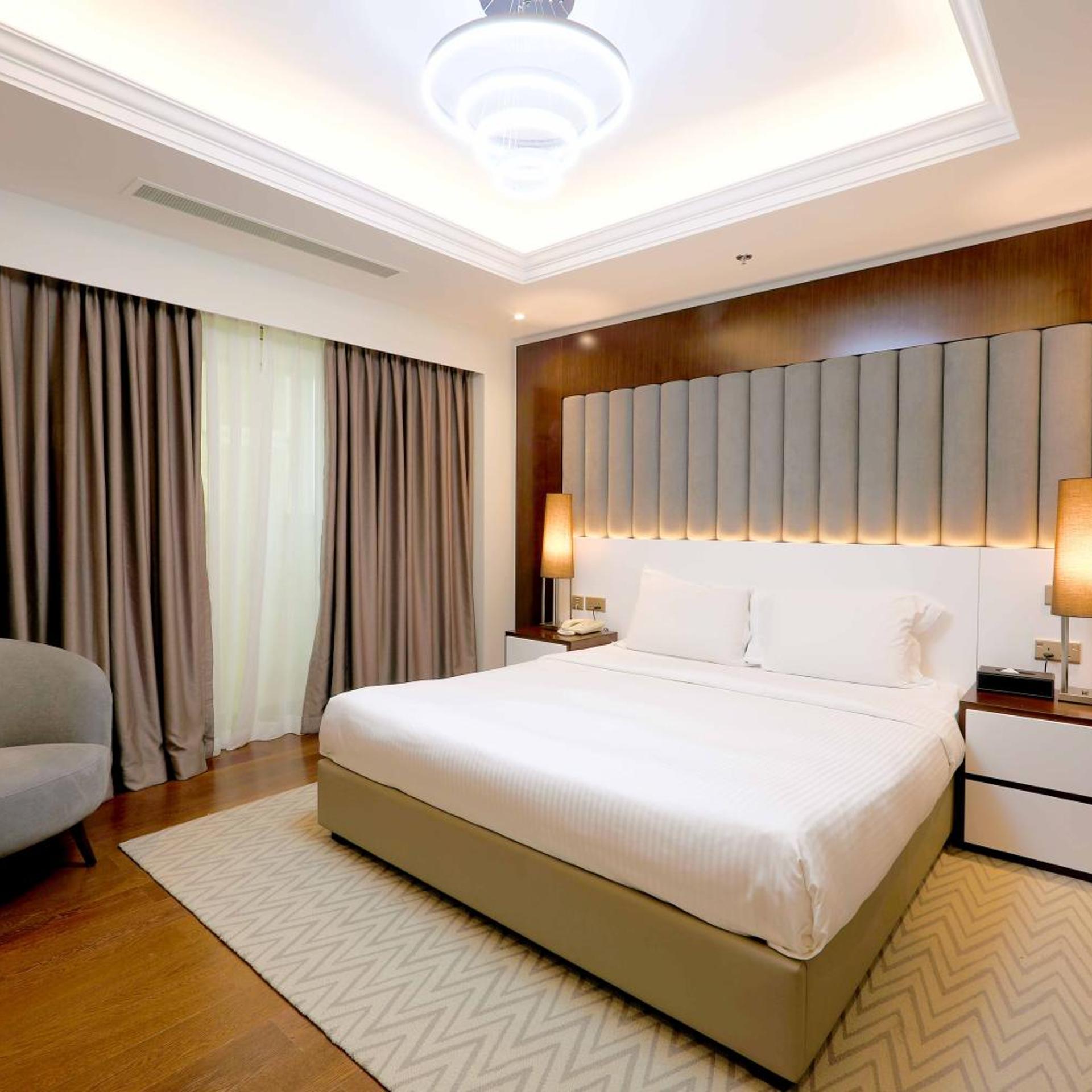 2 Bedrooms, Suite, King Bed