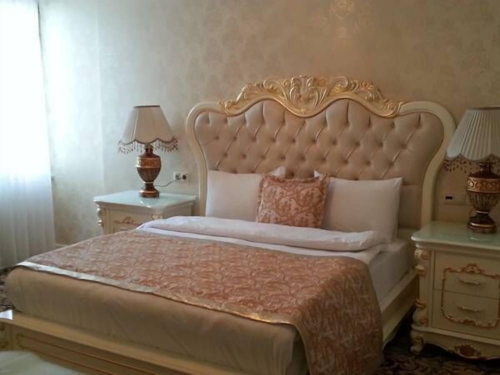 BEST TOWN HOTEL 8/48