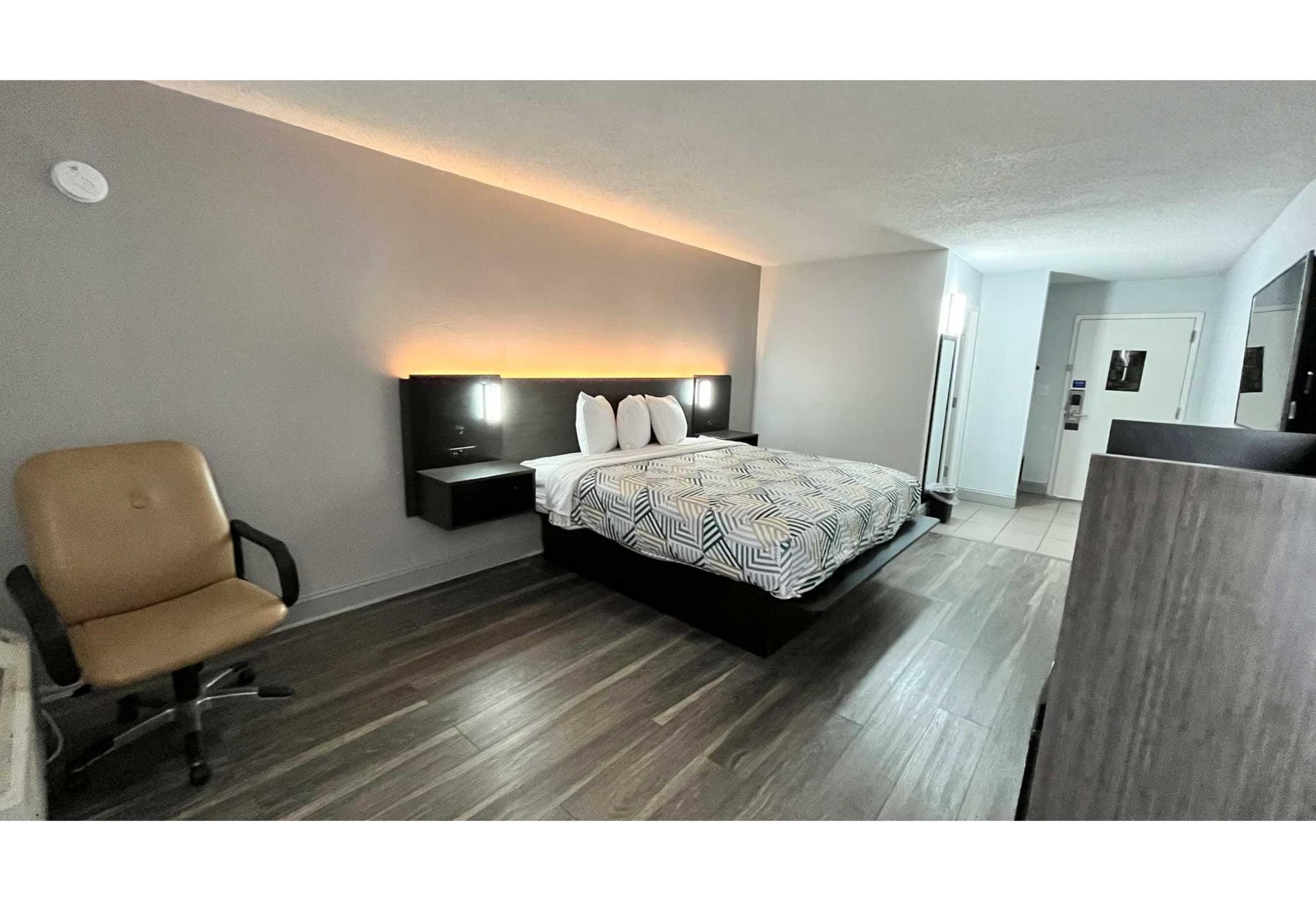 1 King Bed - Non-Smoking, Micfridge