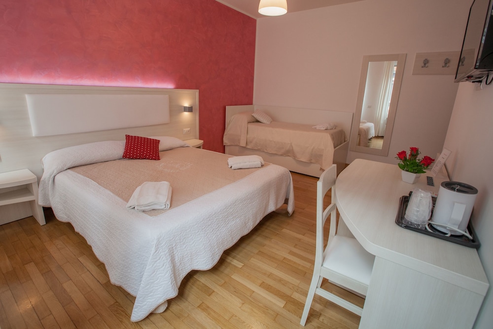 ROOM, QUADRUPLE