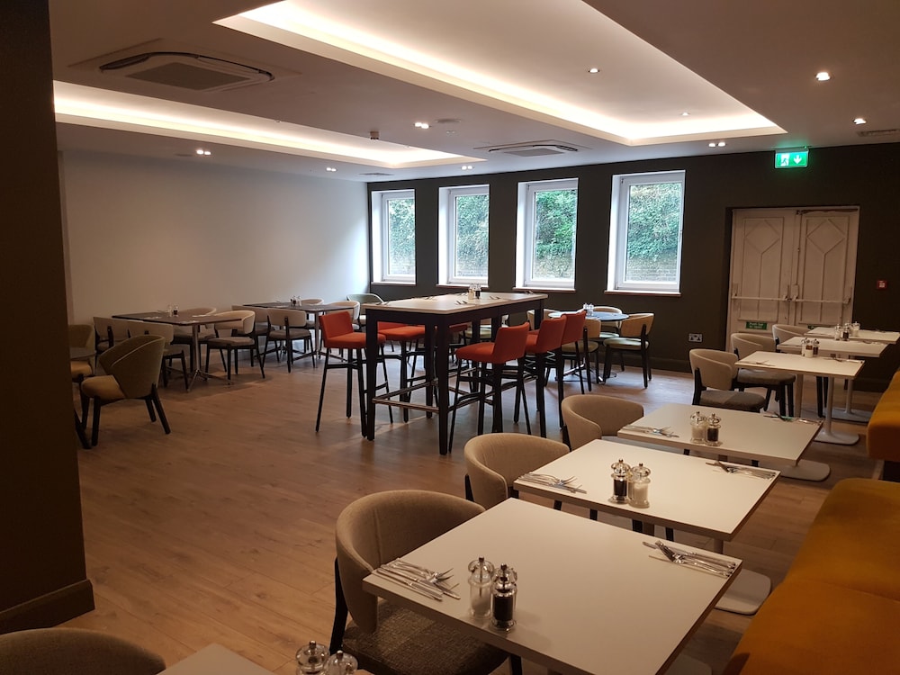 HOLIDAY INN LUTON-SOUTH M1 JCT 9 24/27