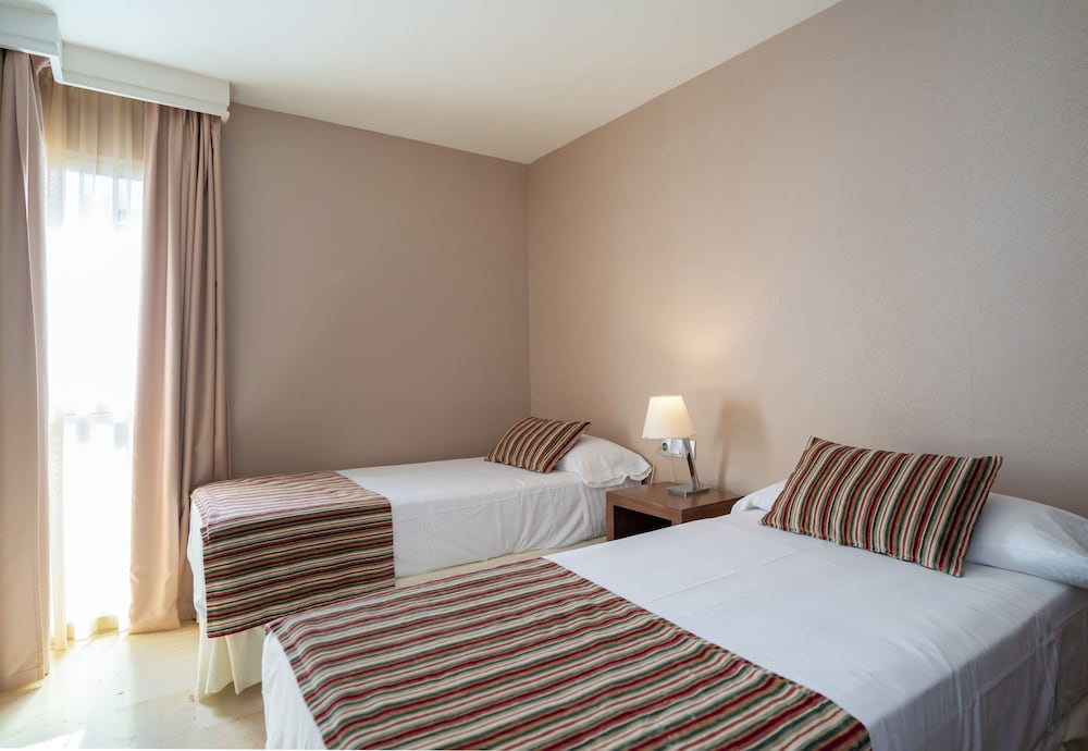 2 BEDROOMS, SUITE