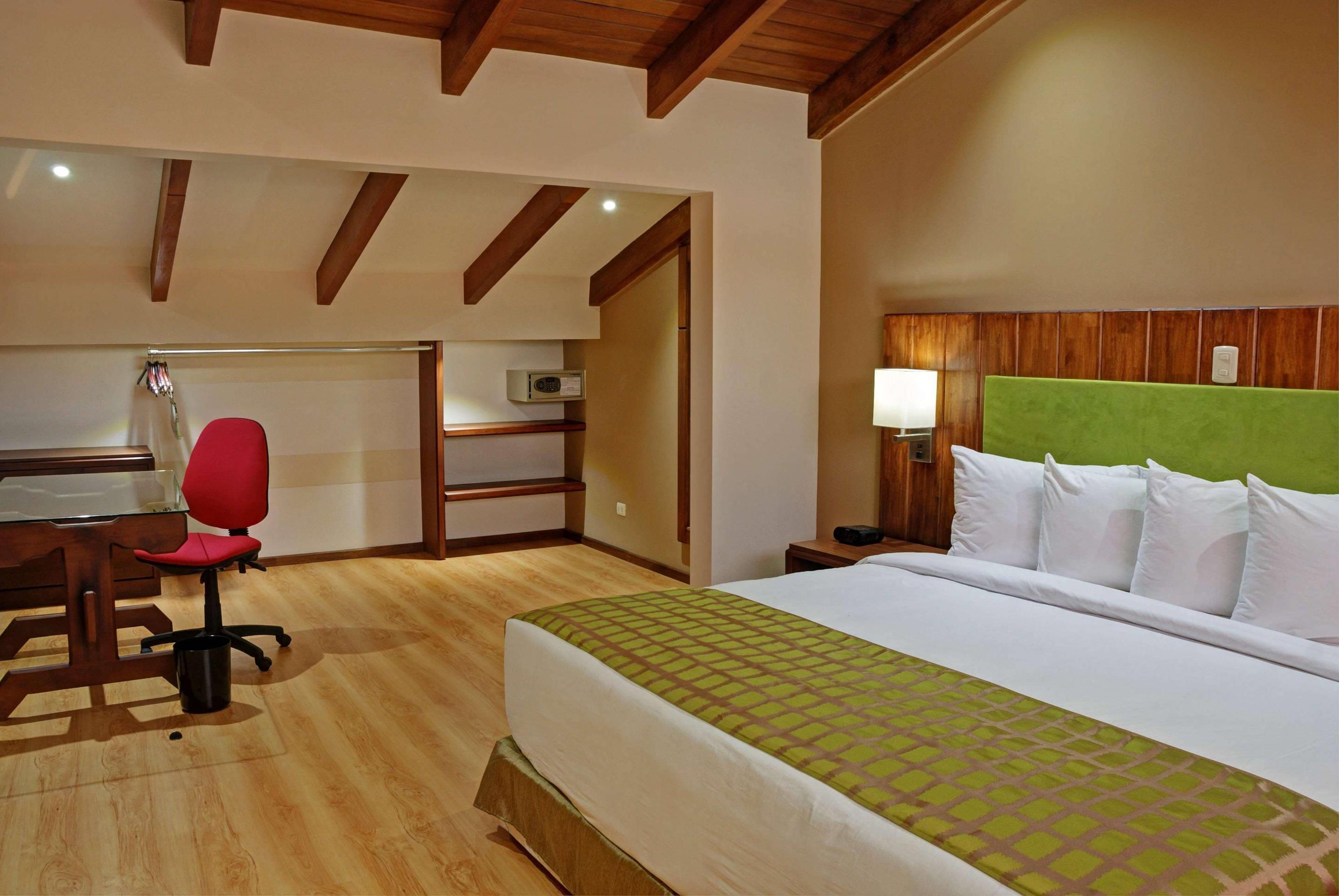 SUITE, KING BED