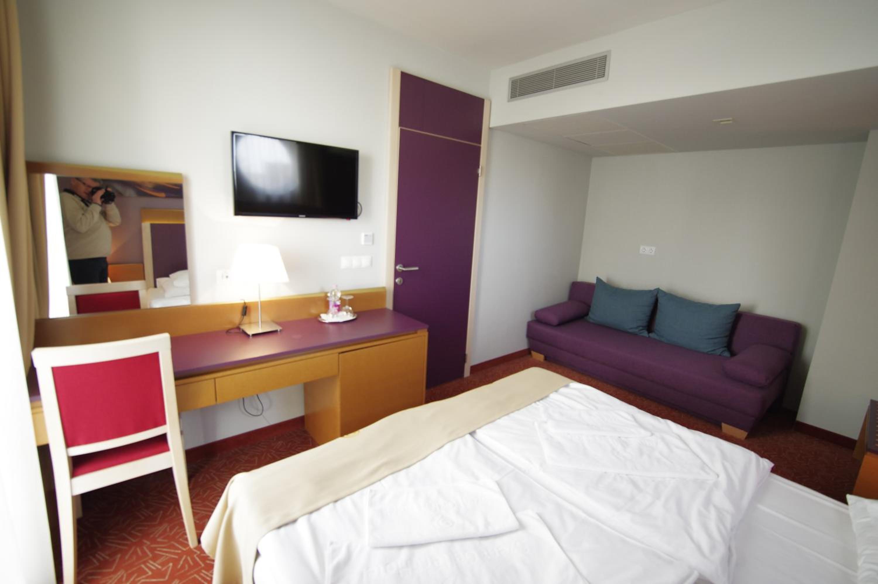 2 Bedrooms, Suite