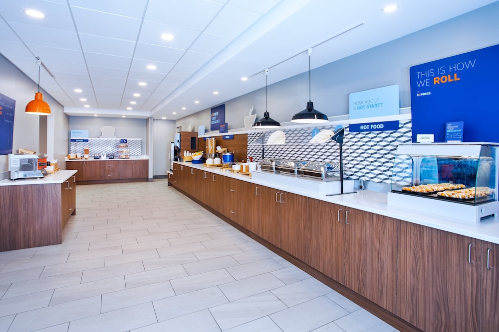 Holiday Inn Express & Suites Belleville (Airport Area) 7/50