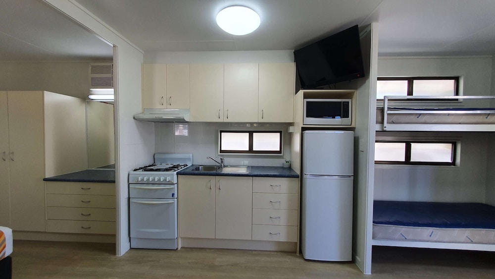 Alex Beach Cabins and Tourist Park 16/50