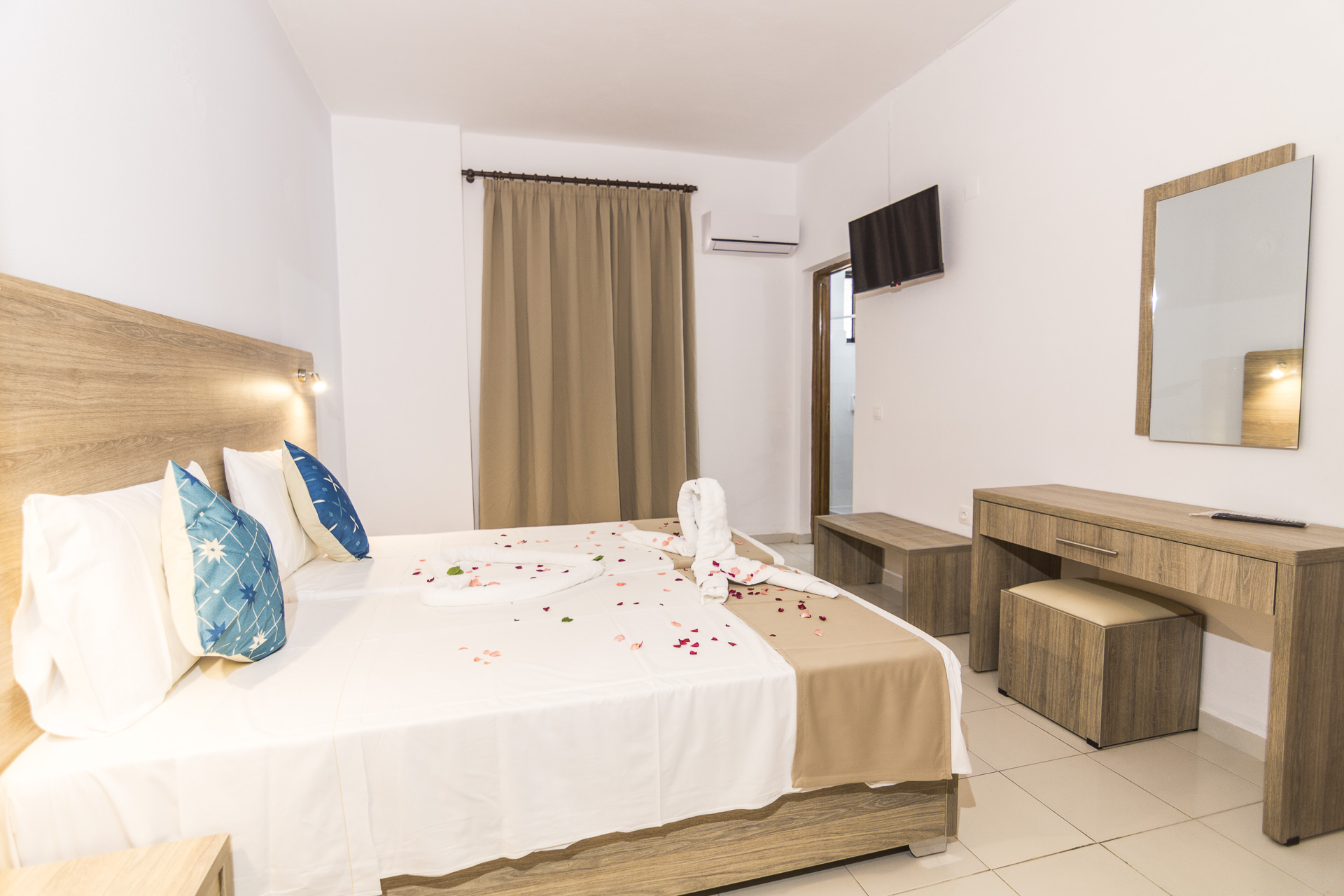 Room, Double or Twin Bed, No Balcony, Ground Floor
