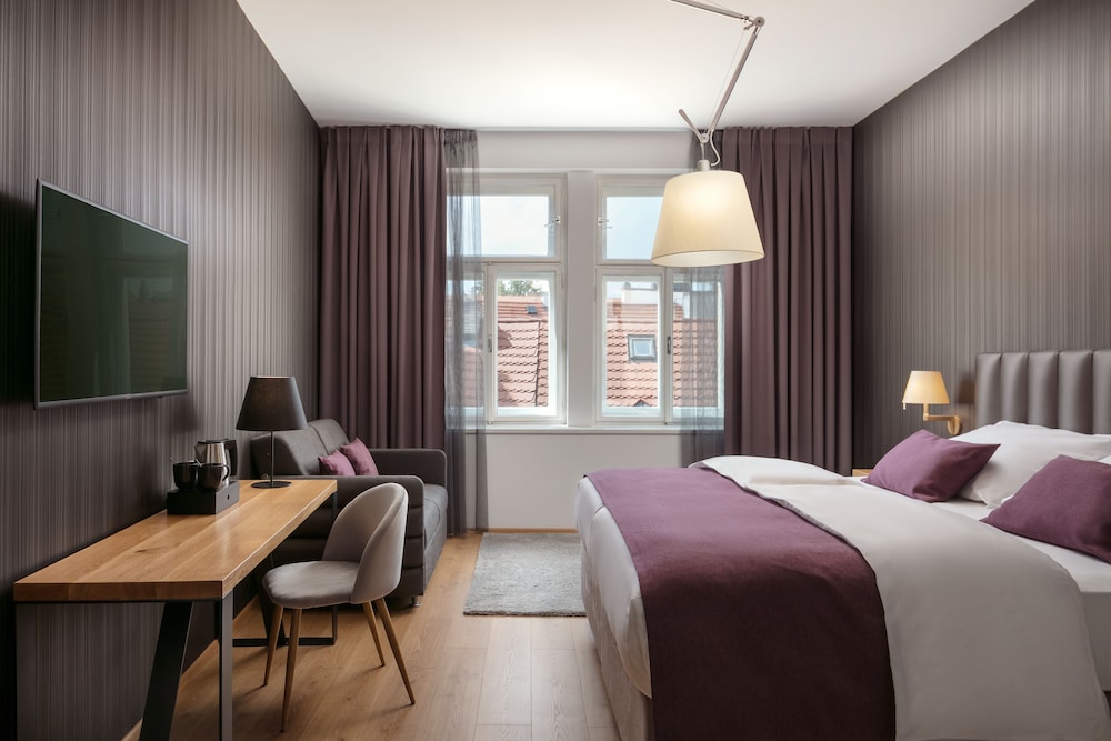 1 BEDROOM, DELUXE, DOUBLE OR TWIN BED
