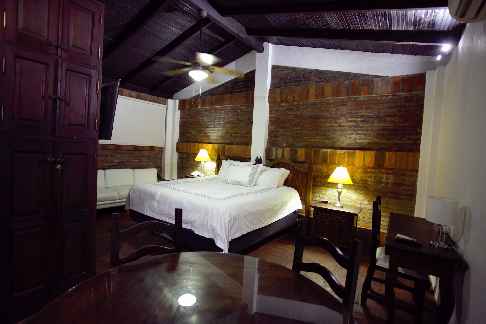 DELUXE, KING BED