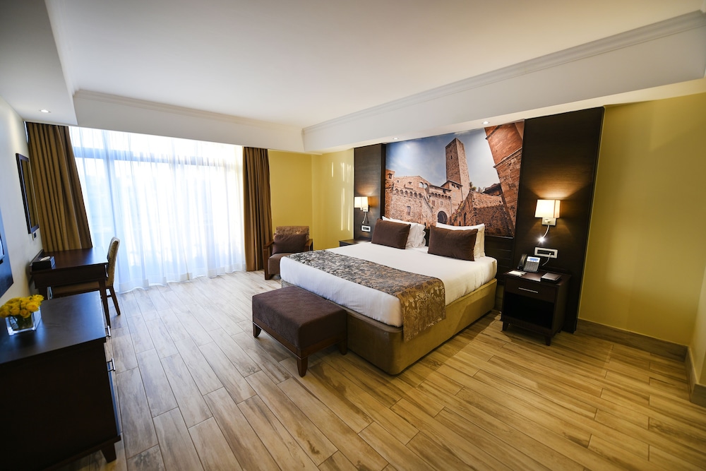 1 BEDROOM, SUITE