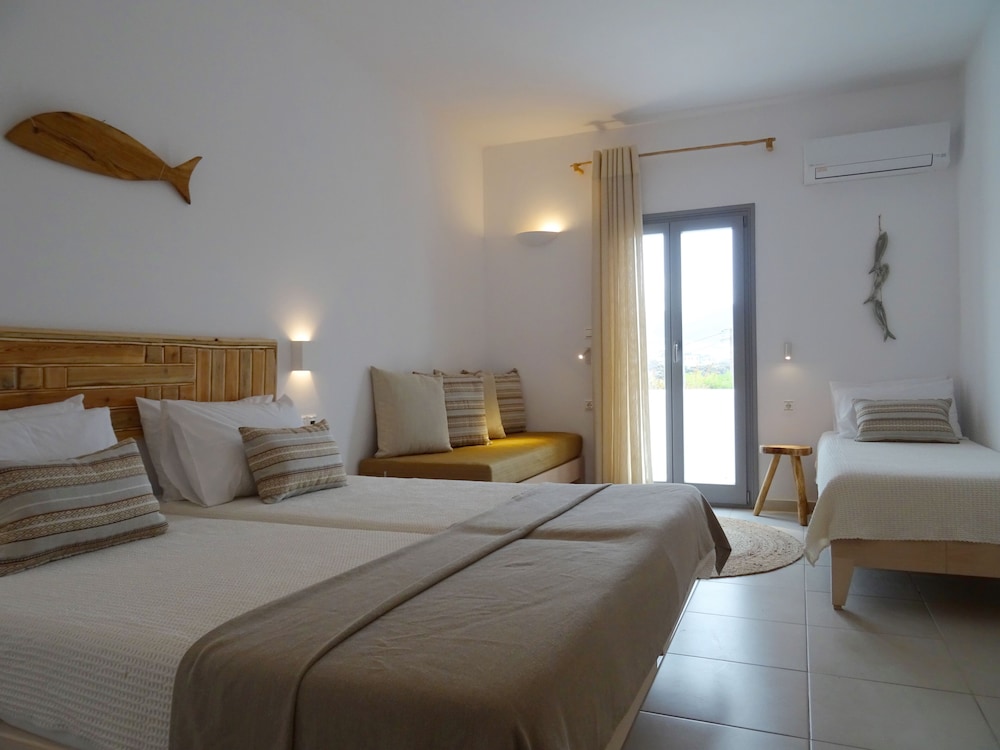 ROOM, QUADRUPLE, GARDEN VIEW