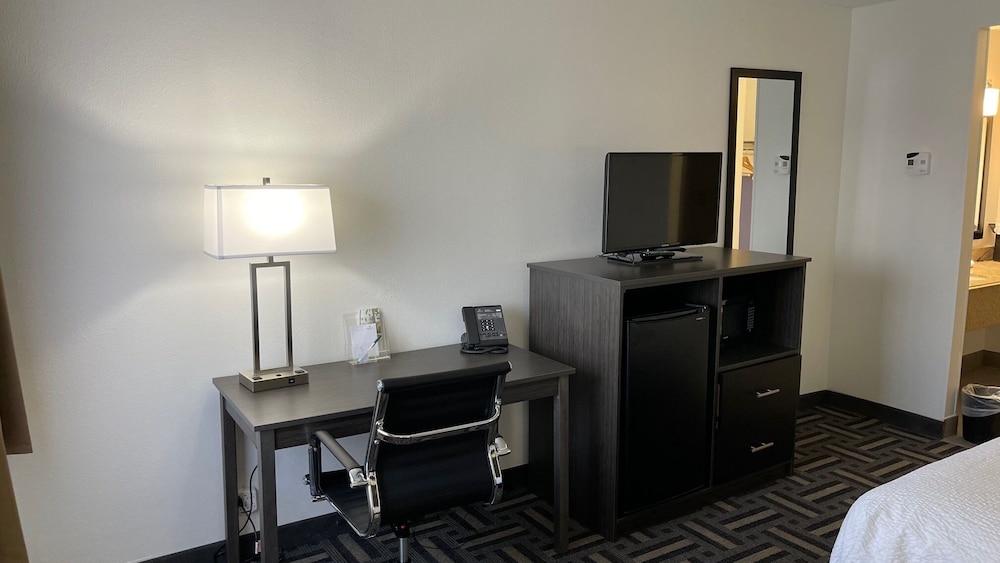 La Quinta Inn and Suites by Wyndham Cincinnati North 34/38