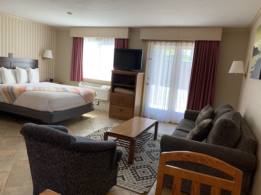 Coachman Inn Suites 33/64