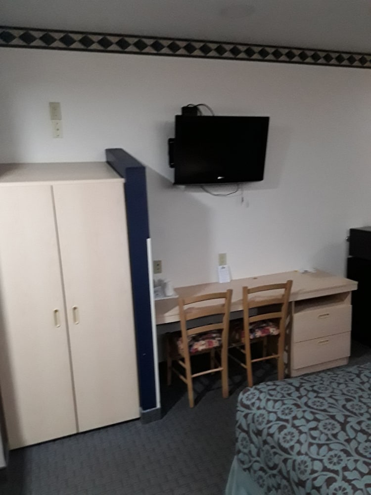 Days Inn & Suites By Wyndham Hutchinson 21/42