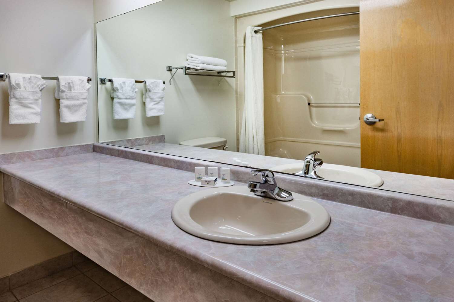 Super 8 by Wyndham Ambassador Bridge Windsor ON 27/28