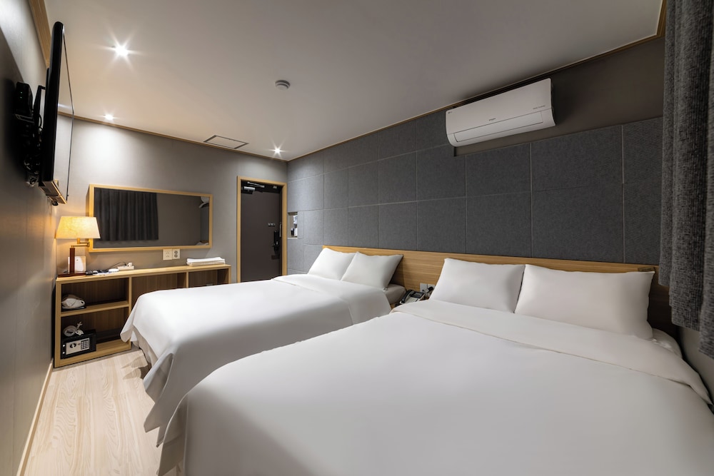 FAMILY, TWIN BEDS