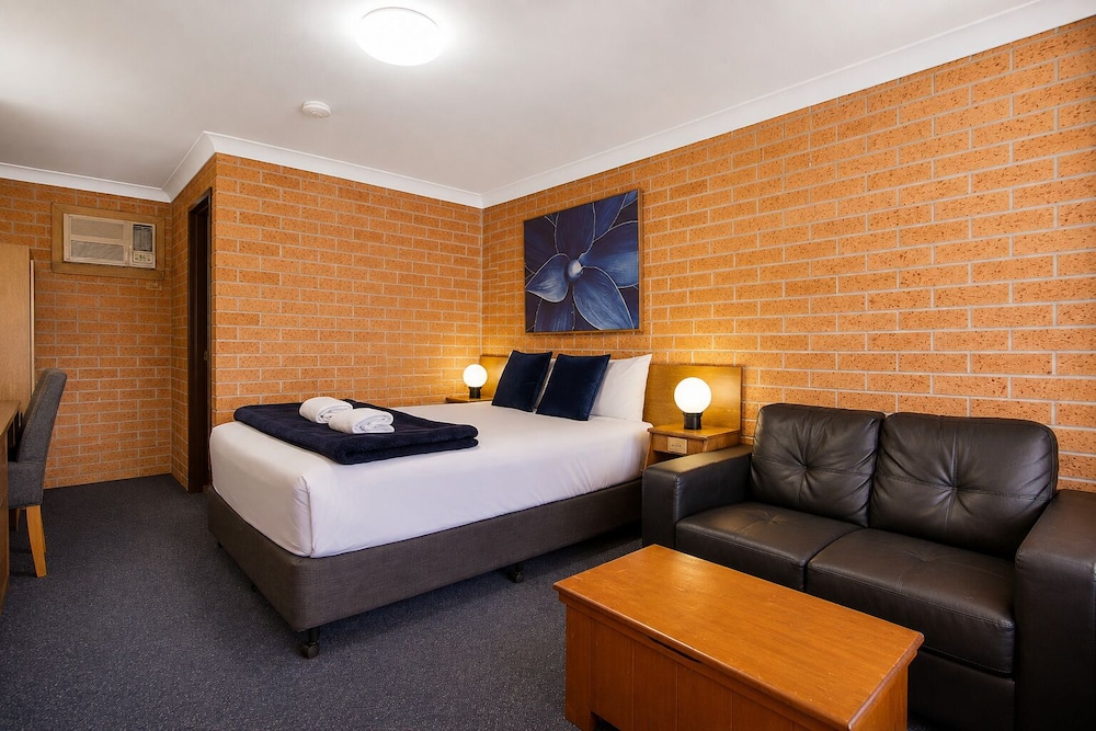 ROYAL PALMS MOTOR INN 27/76
