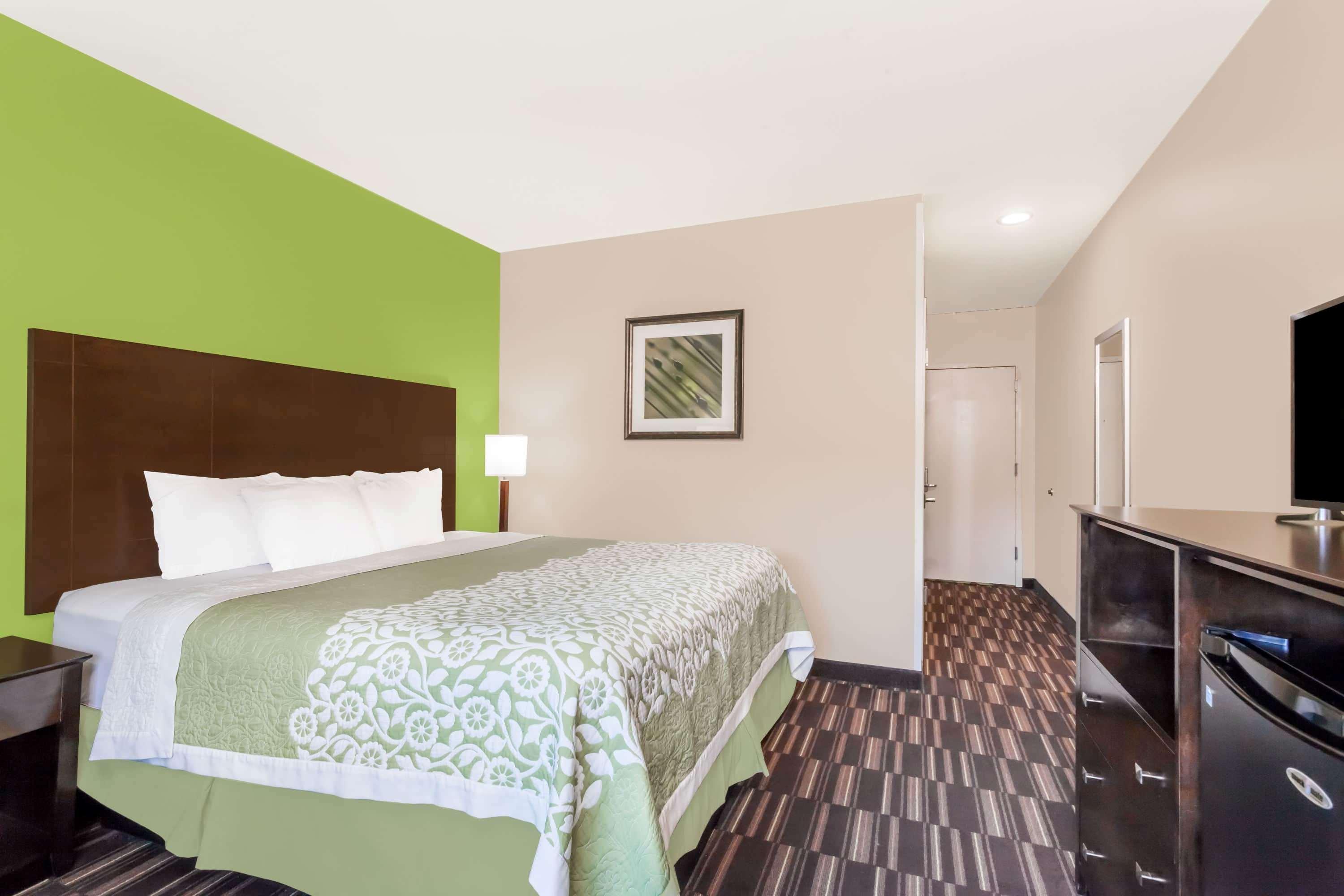 Days Inn & Suites by Wyndham Jamaica JFK Airport 7/20