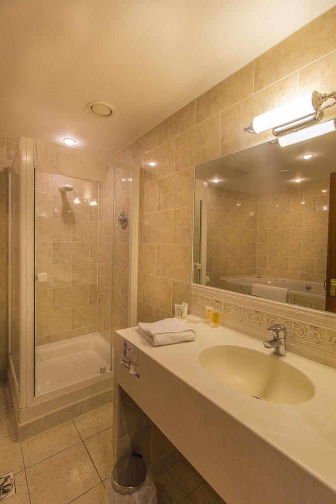 Best Western the Three Swans Hotel 65/69