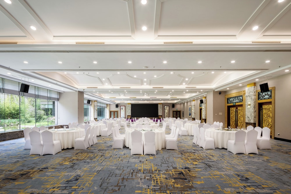 Fragrant Hill Empark Hotel 38/55
