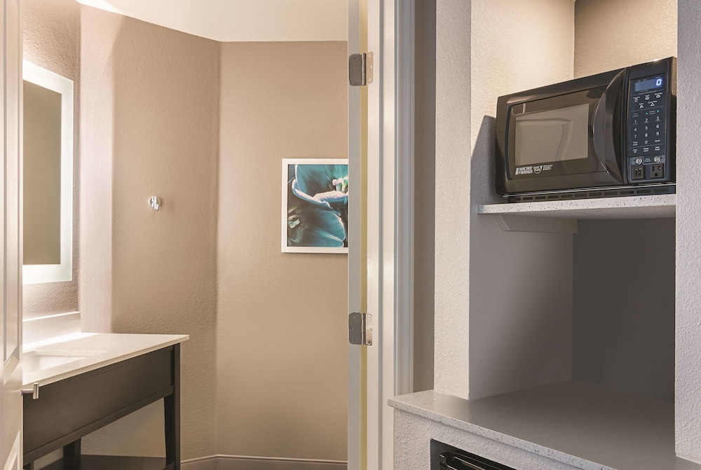 La Quinta Inn Suites By Wyndham Orlando Ucf 18/45