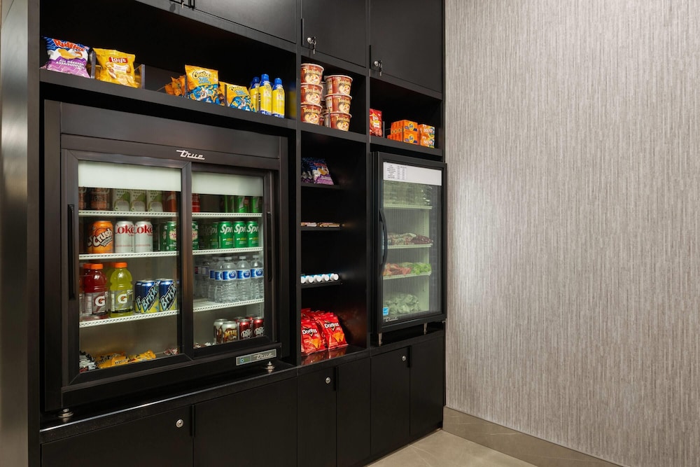 La Quinta Inn & Suites by Wyndham Kelowna BC 47/51