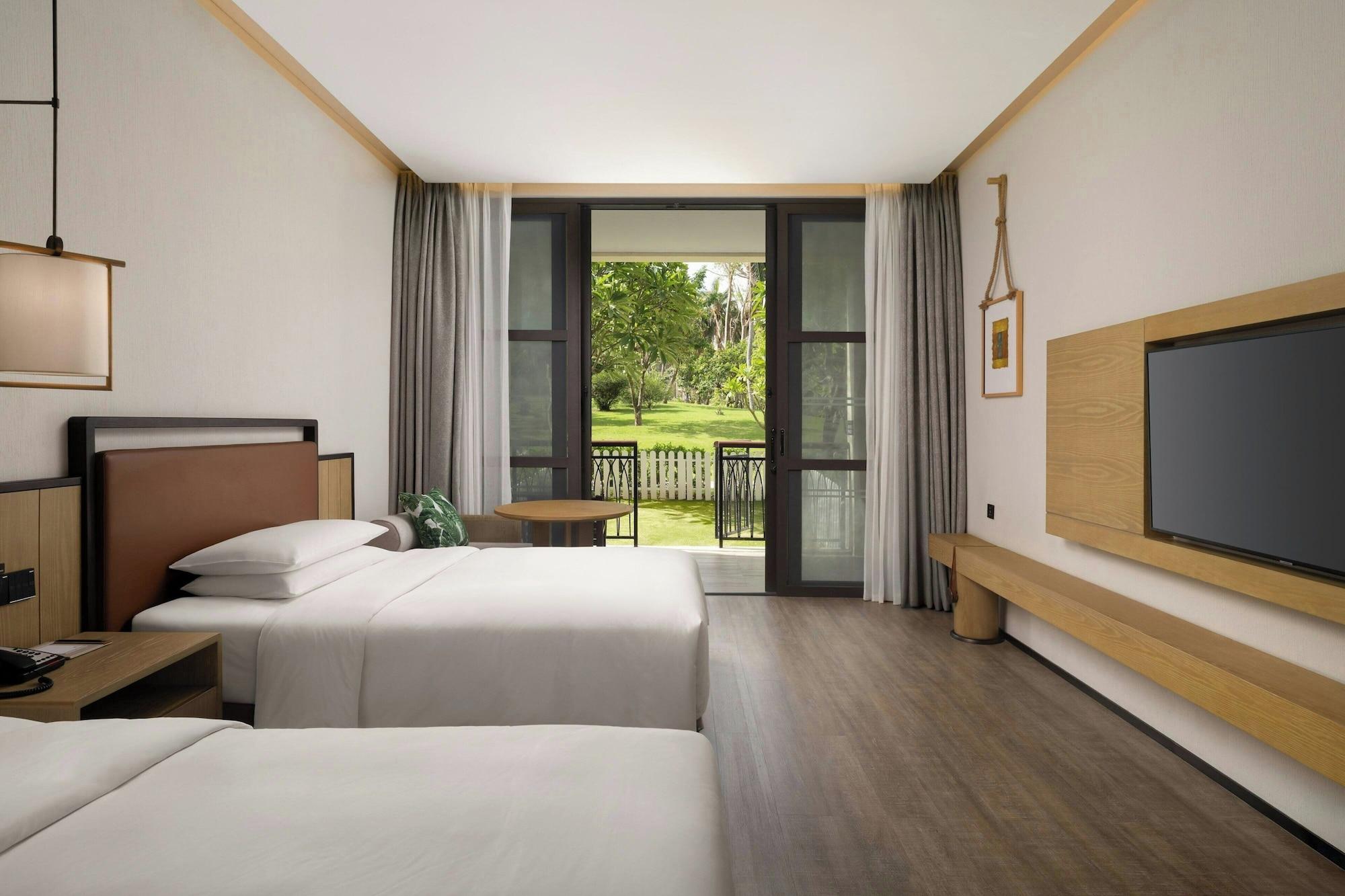 Room, 2 Double Beds, Garden View, Balcony, Smoking, Marriott Yalong Bay 2/2