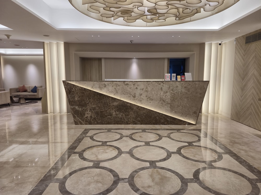 Royal Park Residence Hotel 12/75