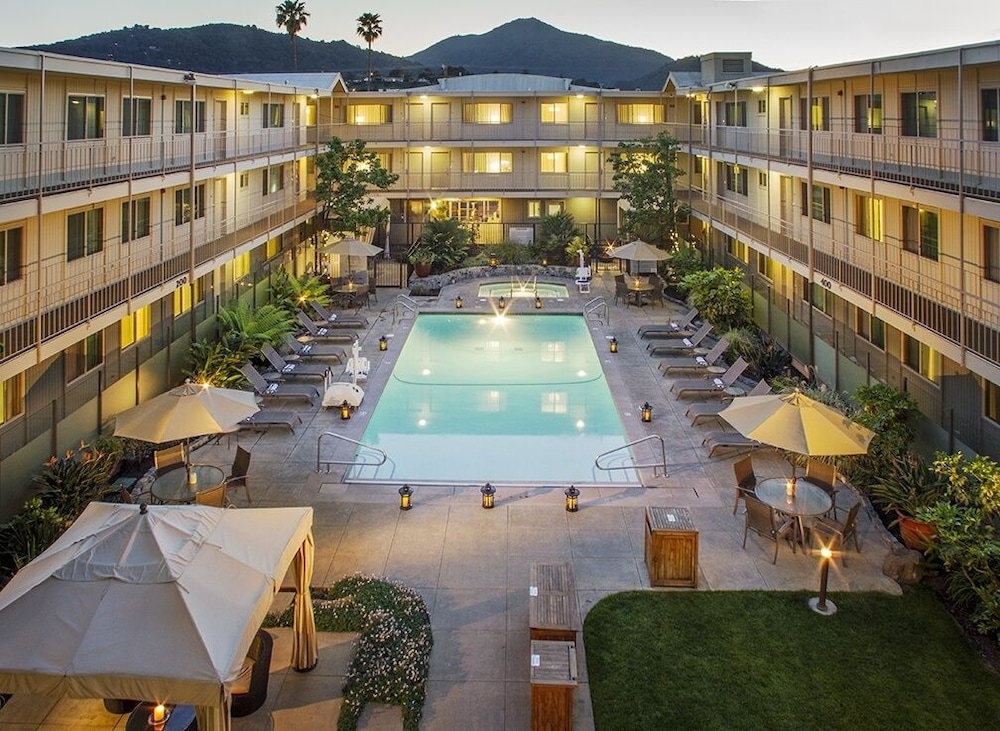 Marin Suites Hotel 3/81