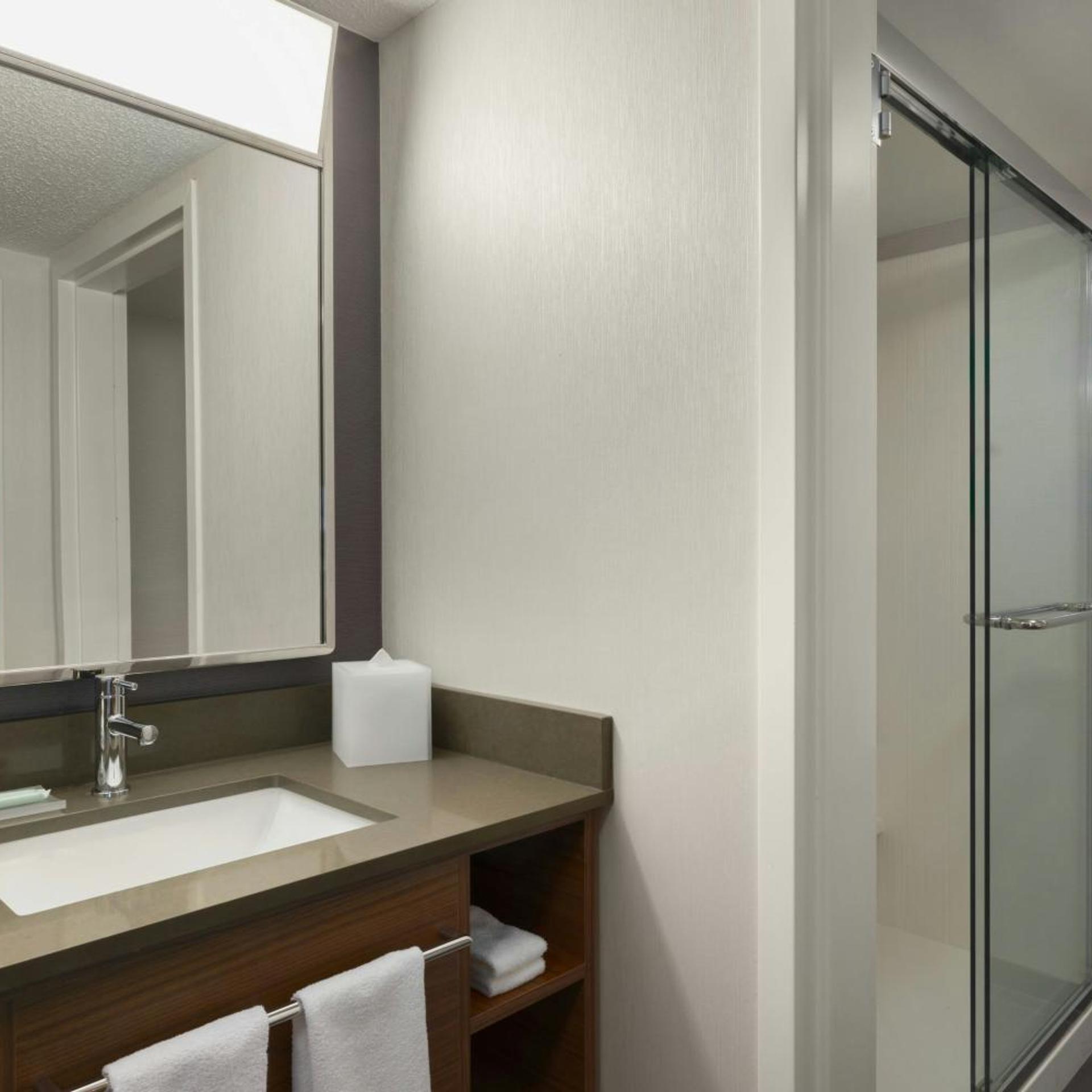 غرفة بسرير كينج بحوض استحمام لذوي الإعاقة، Courtyard By Marriott Kokomo 3/6