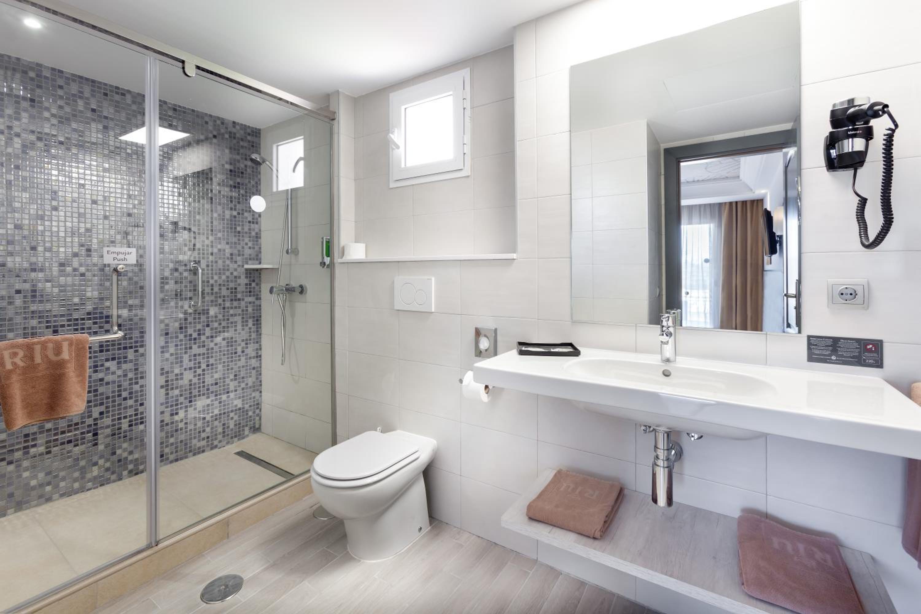 غرفة بسرير مزدوج بشرفة، Riu Chiclana 8/8