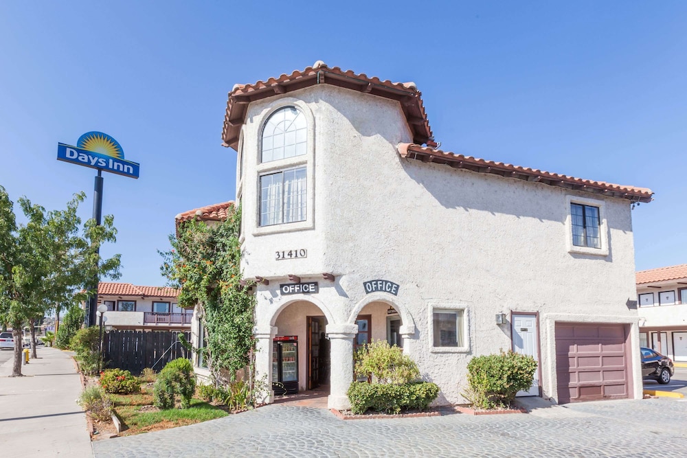 Days Inn by Wyndham Castaic Six Flags Magic Mountain 1/15