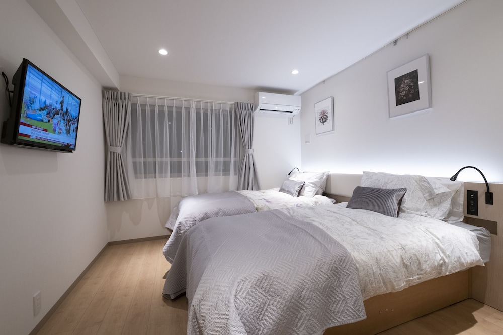 STANDARD, TWIN BEDS, CITY VIEW