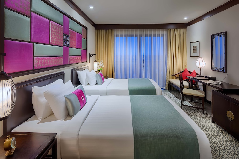 DELUXE, TWIN BEDS, RIVER OR OCEAN VIEW, BALCONY