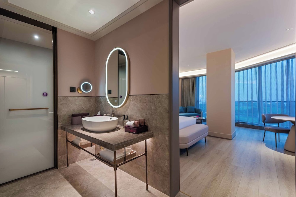 Mercure Nantong Suxitong Riverside 42/42